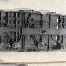 Rechte untere Schutzplatte mit der Artikelnummer 9842390880 für Peugeot 208 Hybrid
