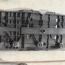 Beschermplaat Rechts  bodem met artikelnummer 9842390880  Peugeot 208 Hybride