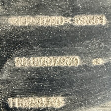 Beschermplaat bodem  rechts  met artikelnummer 9848007880 Peugeot 2008 II