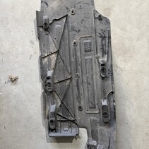 Beschermplaat bodem met artikelnummer 9827725580 Peugeot 3008II