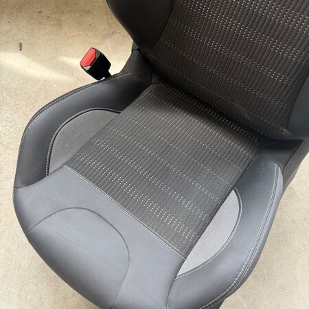 Left front seat Peugeot 208