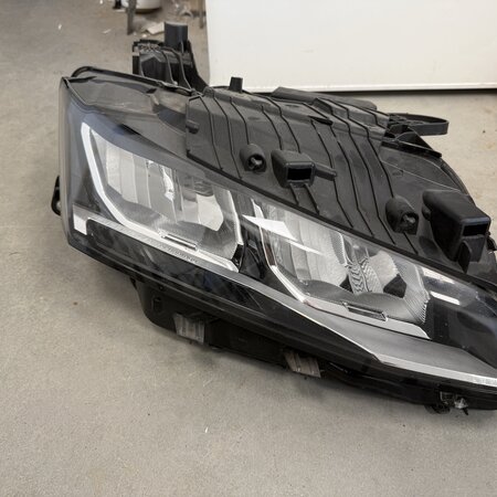 Headlight Right Front with part number 9851673580 Peugeot 308 III / Peugeot 408