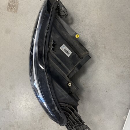 Scheinwerfer vorne links mit der Teilenummer 9810478580 für Peugeot 3008 II