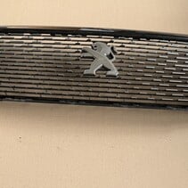 Grille met artikelnummer  9826326680 Peugeot 2008II