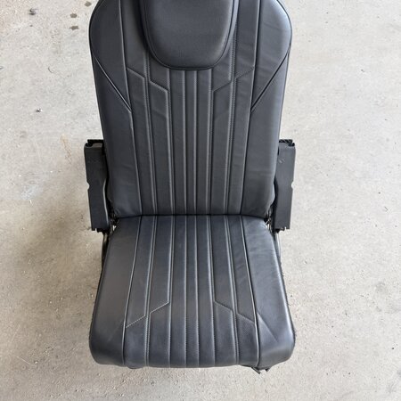 Drei Sitzreihen – Der Peugeot 5008II bietet Platz für bis zu sieben Personen. Lederausstattung.