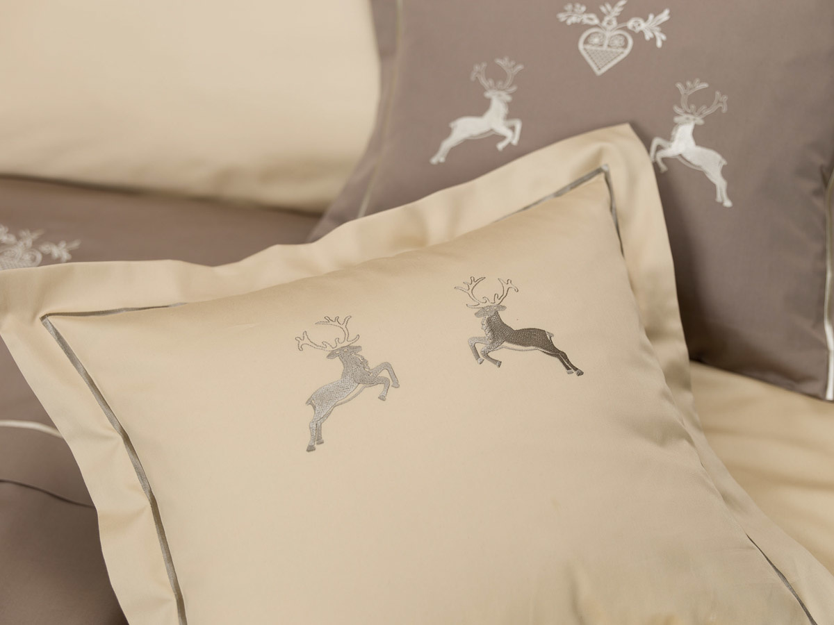 Graser - feinste Bettwäsche Graser Bettwäsche - Stickerei Hirsch Satin mandel