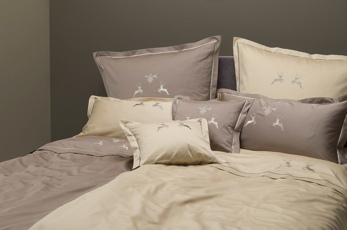 Graser - feinste Bettwäsche Graser Bettwäsche - Stickerei Hirsch Satin mandel