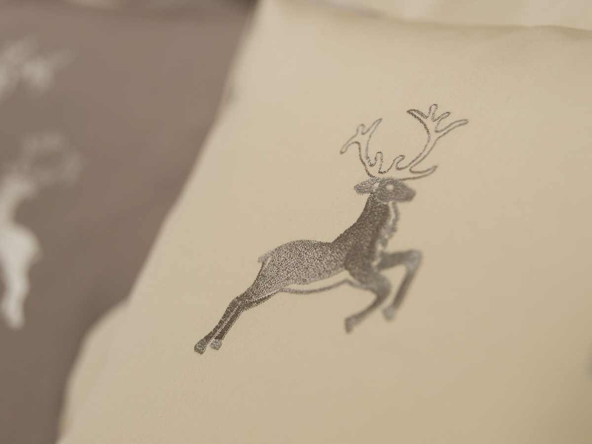 Graser - feinste Bettwäsche Graser Bettwäsche - Stickerei Hirsch Satin mandel