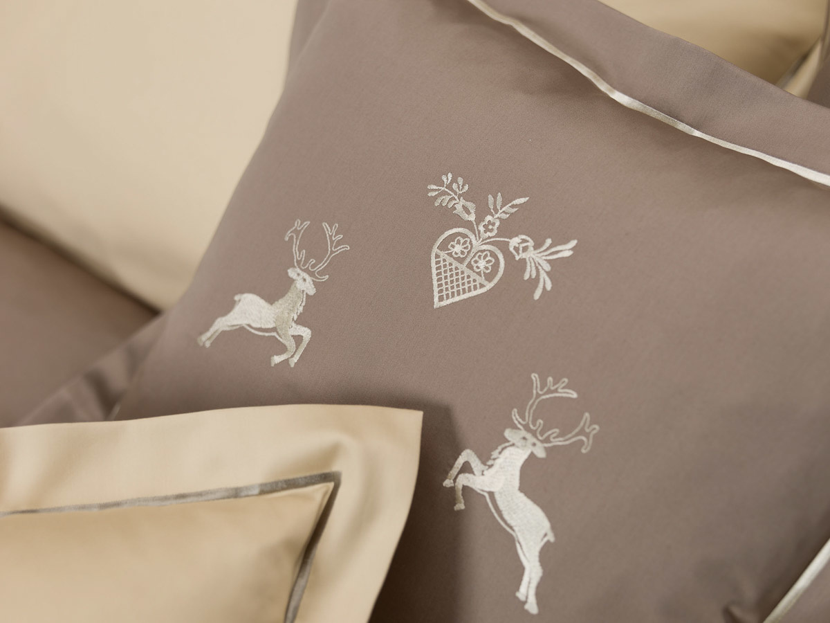Graser - feinste Bettwäsche Graser Bettwäsche - Stickerei Hirsch mit Herz- Satin chincilla