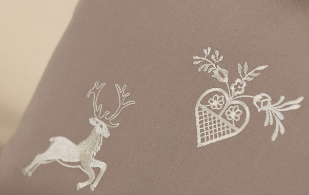 Graser - feinste Bettwäsche Graser Bettwäsche - Stickerei Hirsch mit Herz- Satin chincilla