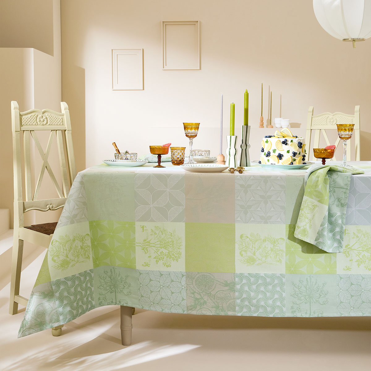 Garnier Thiebaut  GT Tischdecke Damast MILLE PARFUMS verde - beschichtet abwaschbar