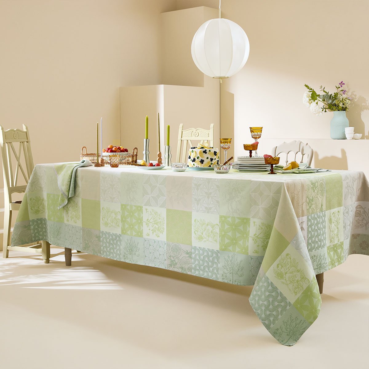 Garnier Thiebaut  GT Tischdecke Damast MILLE PARFUMS verde - beschichtet abwaschbar