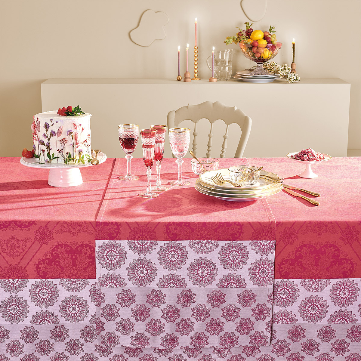 Garnier Thiebaut   GT Tischdecke Damast  MILLE ROSACES framboise - beschichtet abwaschbar
