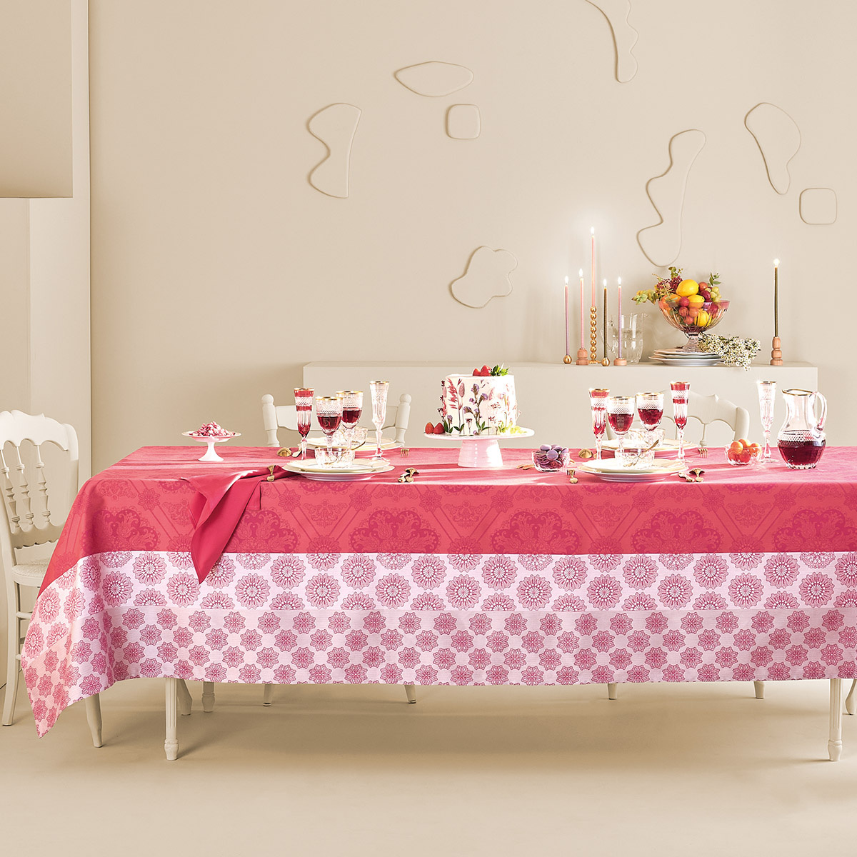 Garnier Thiebaut   GT Tischdecke Damast  MILLE ROSACES framboise - beschichtet abwaschbar
