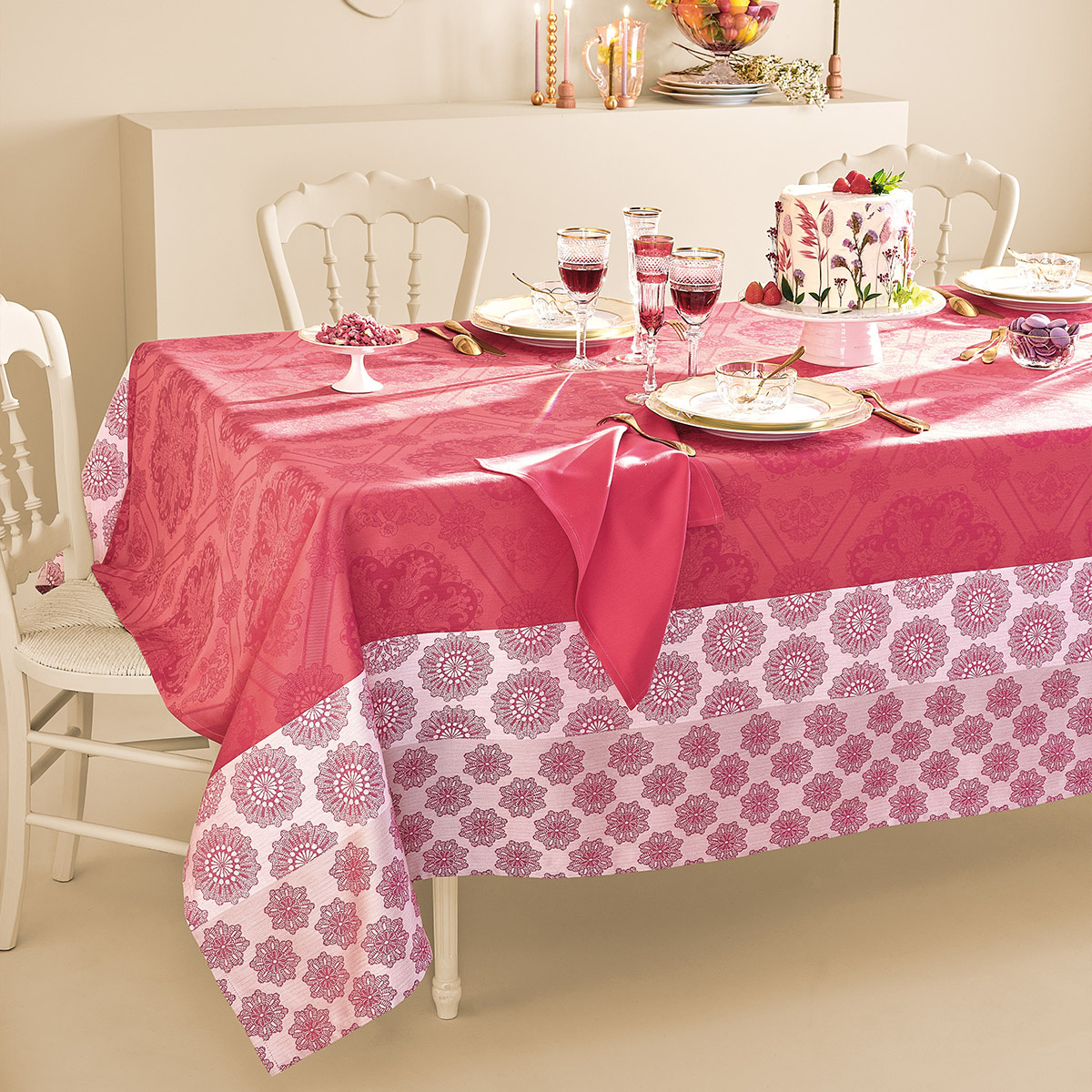 Garnier Thiebaut   GT Tischdecke Damast  MILLE ROSACES framboise - beschichtet abwaschbar