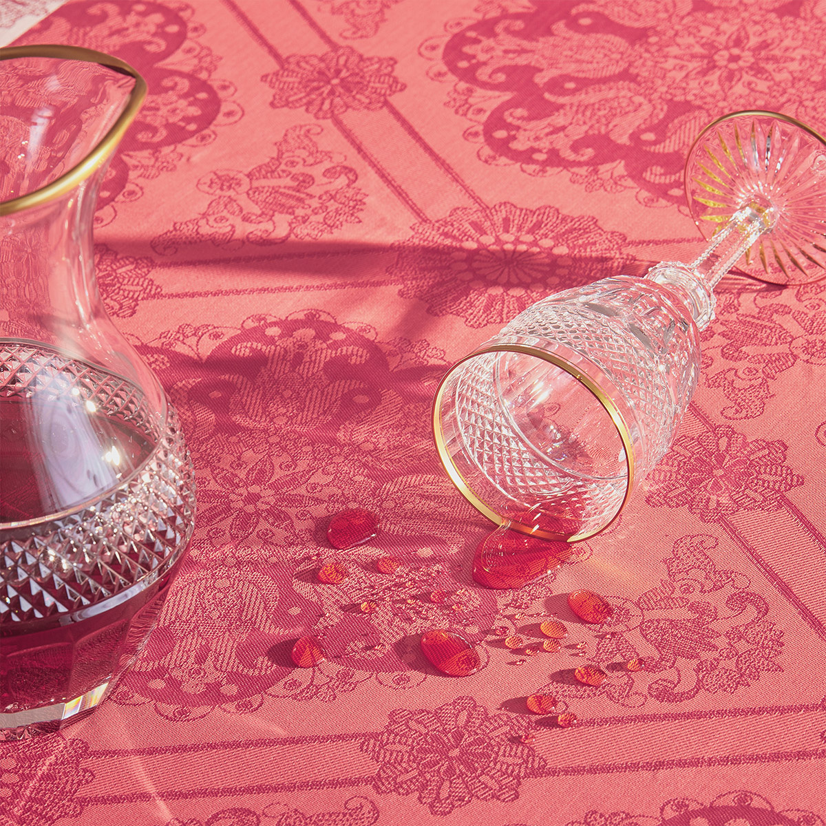 Garnier Thiebaut   GT Tischdecke Damast  MILLE ROSACES framboise - beschichtet abwaschbar