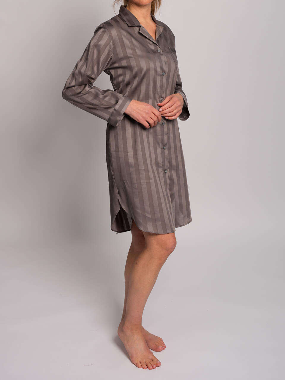 Novila  Novila Cindy 8367 Nachthemd 95 cm Voile Streifen taupe – Elegantes Damen-Nachthemd