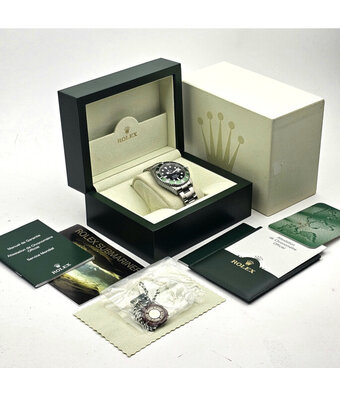 Rolex Submariner Date 40 steel Kermit - Green - Z-serial - 2006 box + papers
