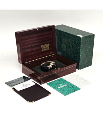 Rolex Daytona  40 yellow gold black dial / black leather P-serial 2002 box + papers