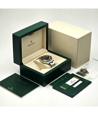 Rolex Sea-Dweller 4000 40 steel black ceramic 2015 box + papers