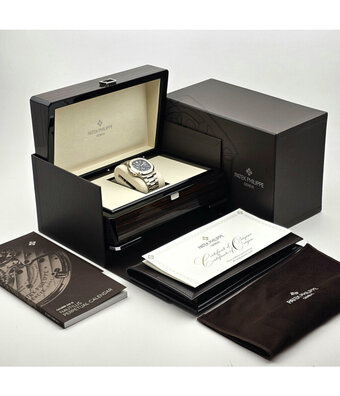 Patek Philippe Nautilus Perpetual Calendar 40 white gold blue moonphase 2024 box + papers