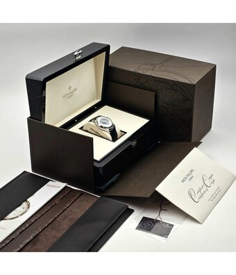 Patek Philippe Complications World Time 40 - 2010 box + papers | platinum silver - blue alligator leather