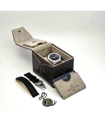 Breitling Avenger Automatic 42 - 2023 box + papers | steel black date