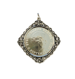 Occasions by Marleen Occasions by Marleen - Zilveren vierkante munthanger - Oxide - Opengewerkt - 10 gulden Juliana 1973 Juliana 1948 - 1973