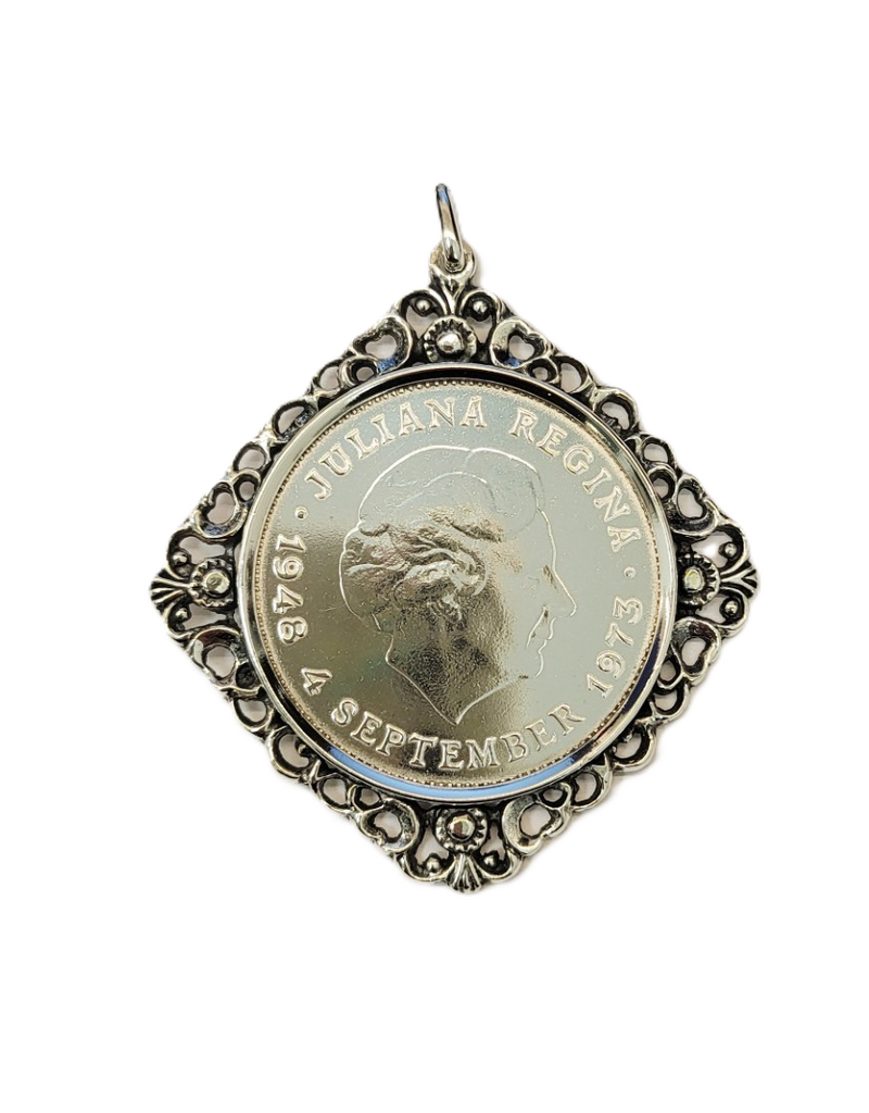 Occasions by Marleen Occasions by Marleen - Zilveren vierkante munthanger - Oxide - Opengewerkt - 10 gulden Juliana 1973 Juliana 1948 - 1973