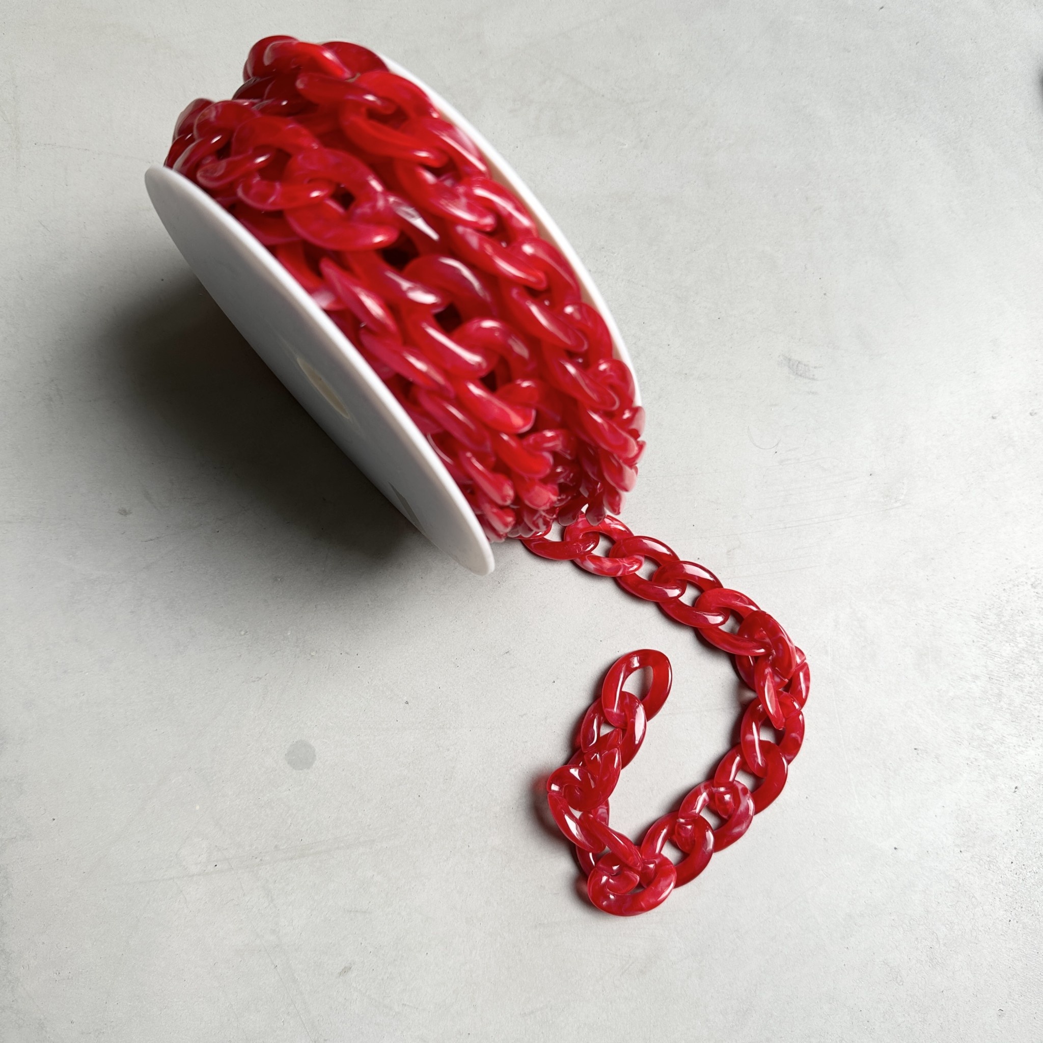 Schakel ketting plastic - ruby - De Stoffenkamer