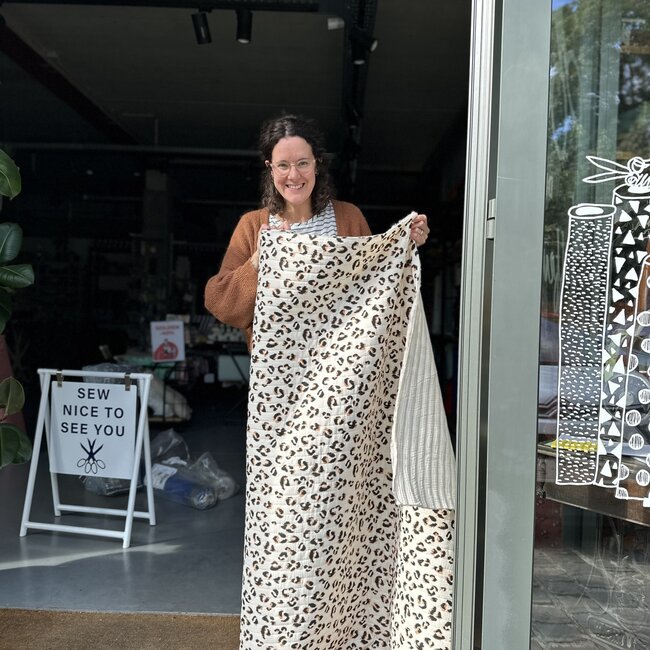 De Stoffenkamer Stepped Cotton Double Face - Leopard creme