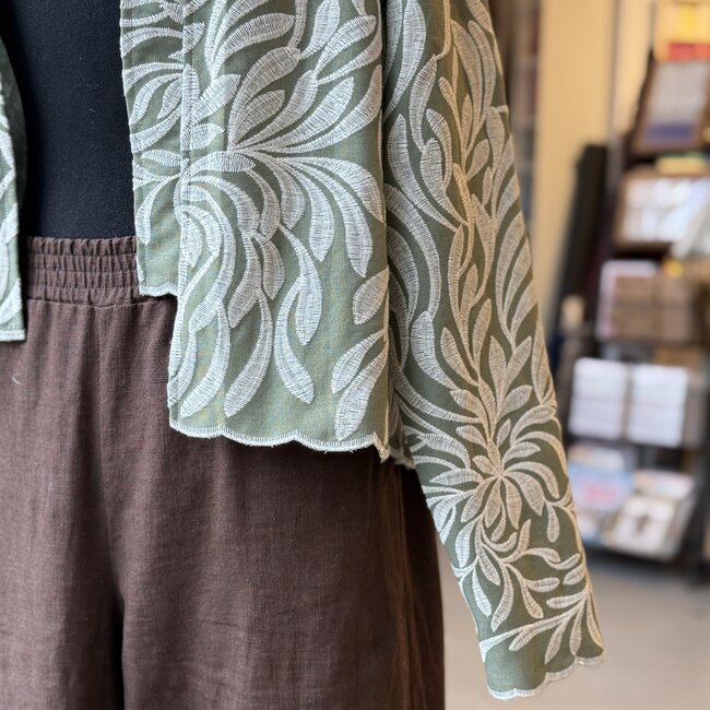 De Stoffenkamer Heavy Broderie linen mix olive leafs scallop