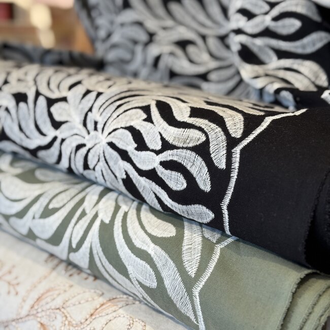 De Stoffenkamer Heavy Broderie linen mix black leafs scallop