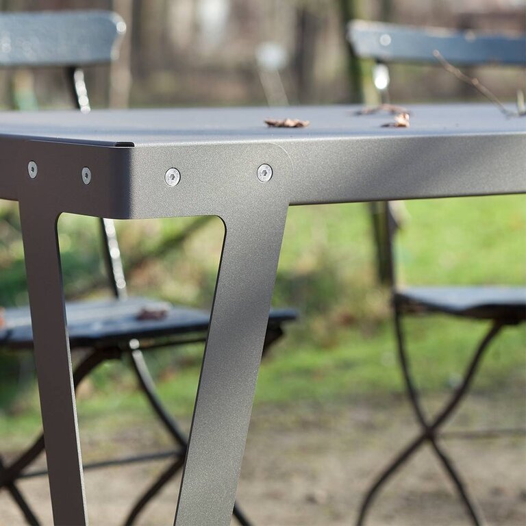 Functionals Lloyd table outdoor