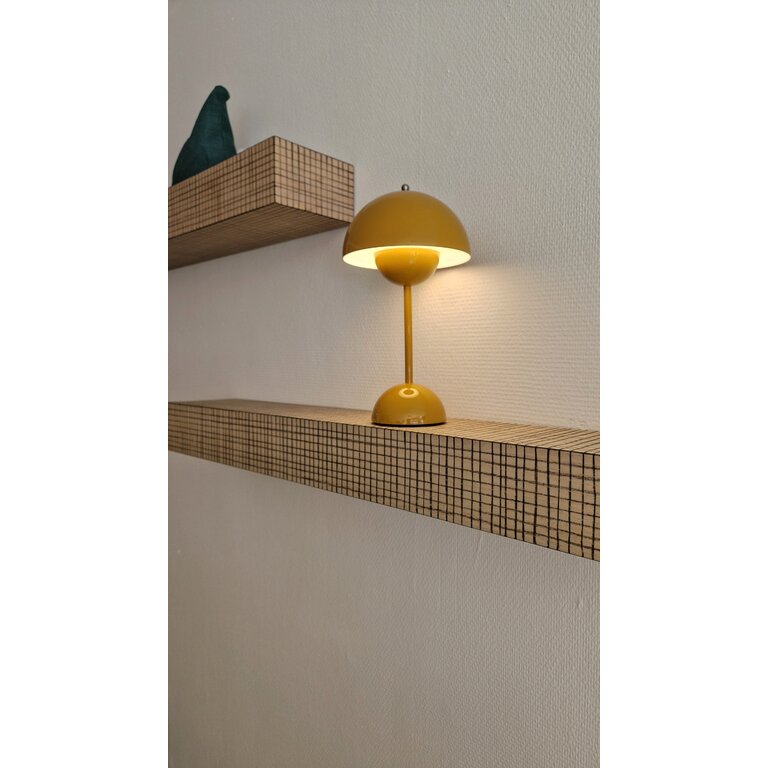 von Schonhausen Wandplank met hand-getrokken houtskool lijntjes