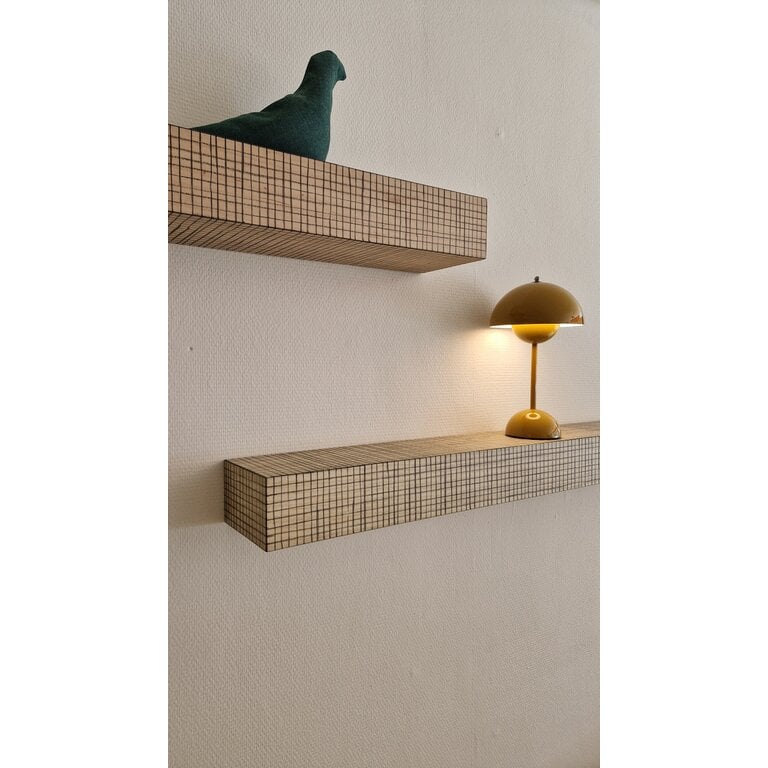 von Schonhausen Wandplank met hand-getrokken houtskool lijntjes