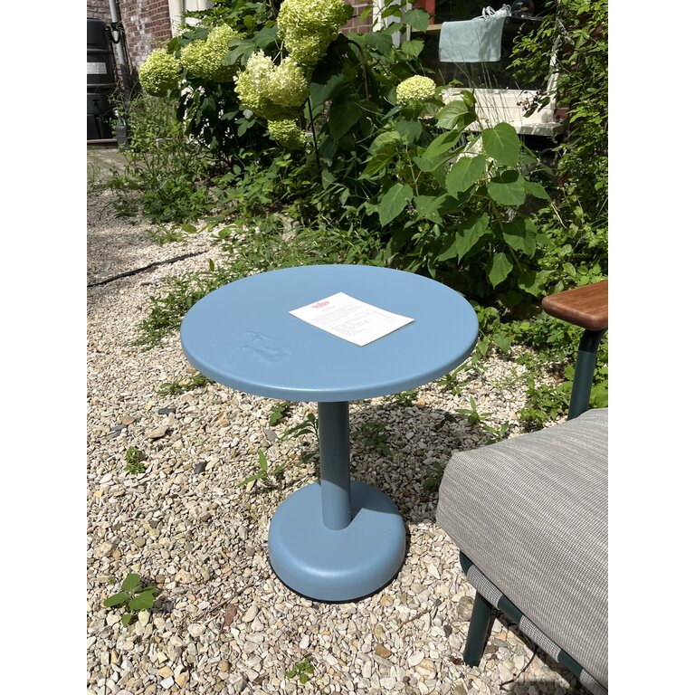 Linear Steel Coffeetable 42 cm 47 cm (h) pale blue showroommodel
