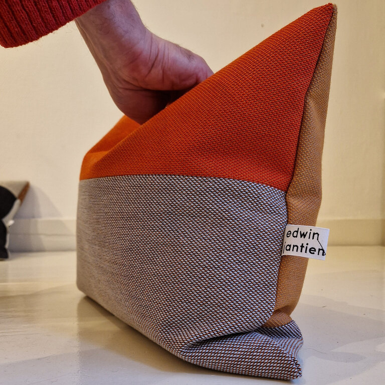 Jantien Baas X Edwin Pelser Kussens gemaakt van restanten Kvadrat stof DL1