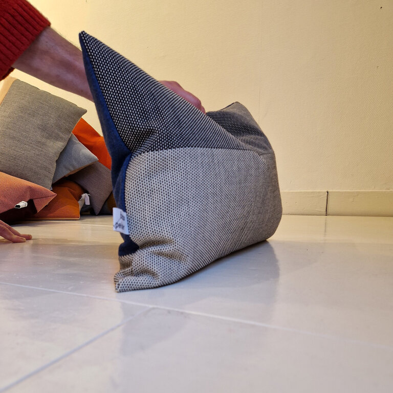 Jantien Baas X Edwin Pelser Kussens gemaakt van restanten Kvadrat stof DL1