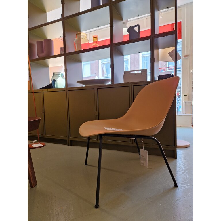 Muuto Fiber Lounge Chair / Tube Base Ochre/Black showroom model