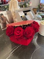 Hartendoos opgevuld met  5 rode rozen