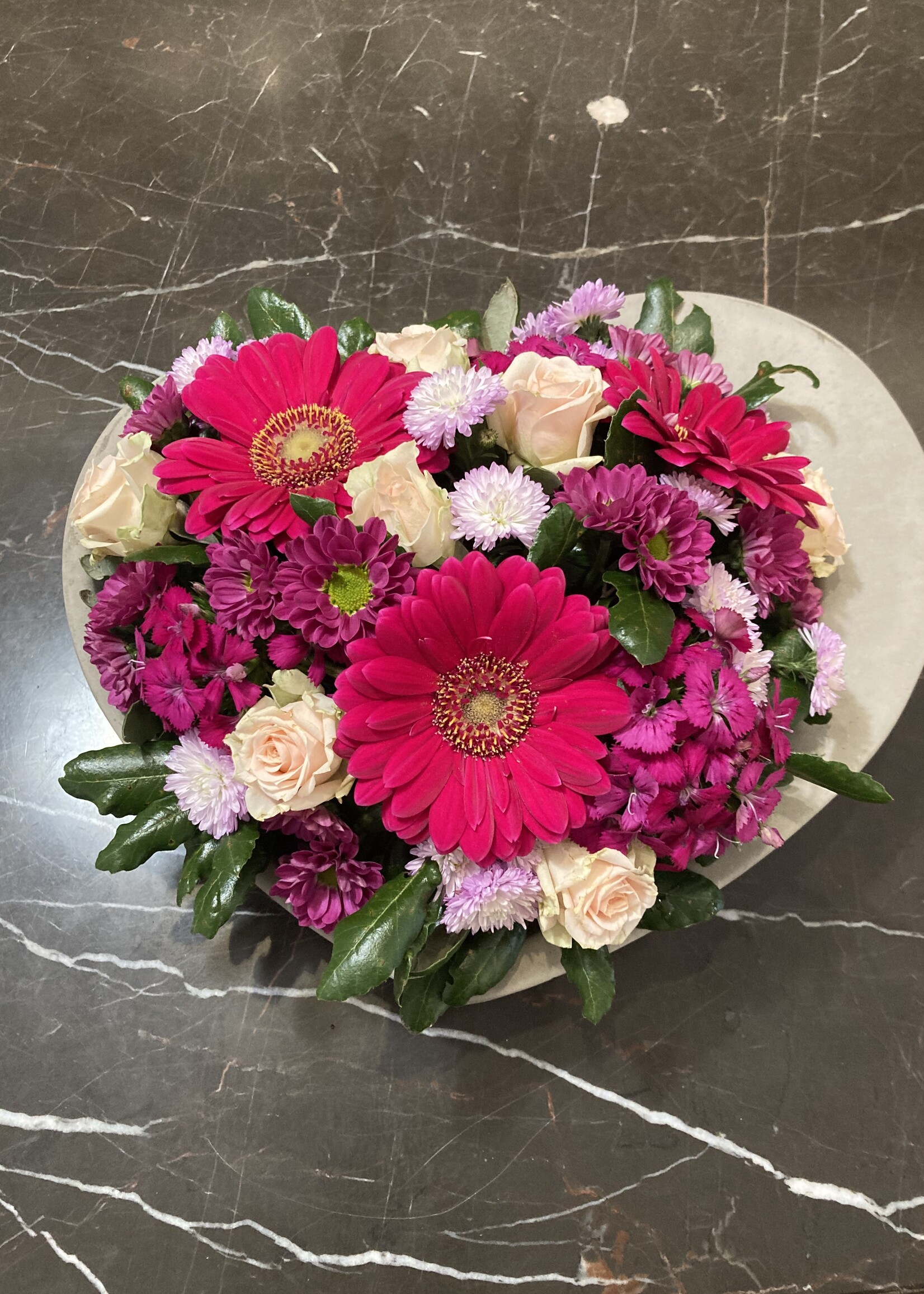 Bloemstuk in pot schaal hart grijs cement 28,5 cm met boord
