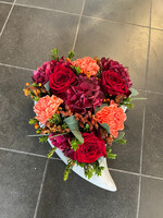 Bloemstuk in pot schaal hart grijs cement M 30 cm