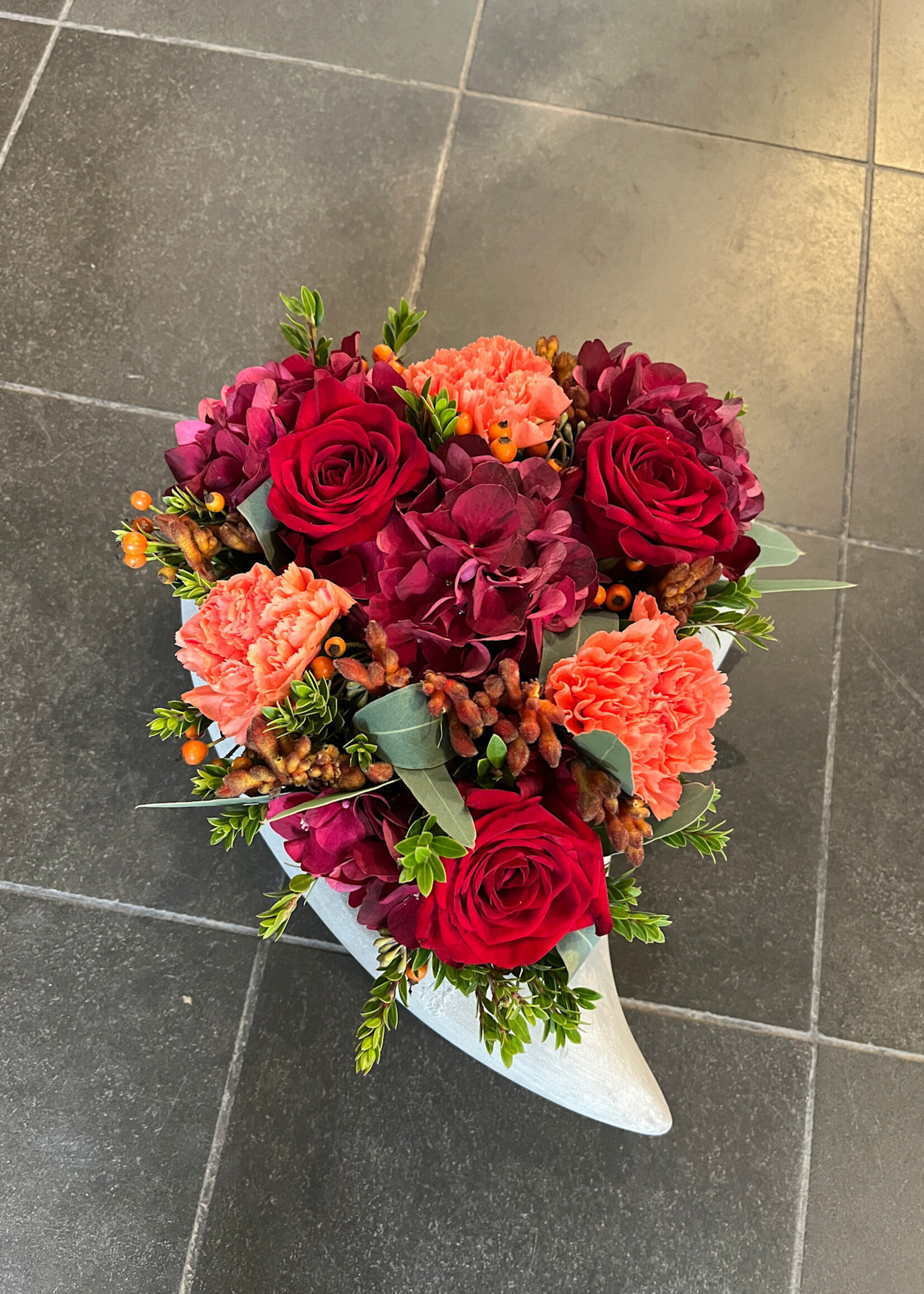 Bloemstuk in pot schaal hart grijs cement 30 cm