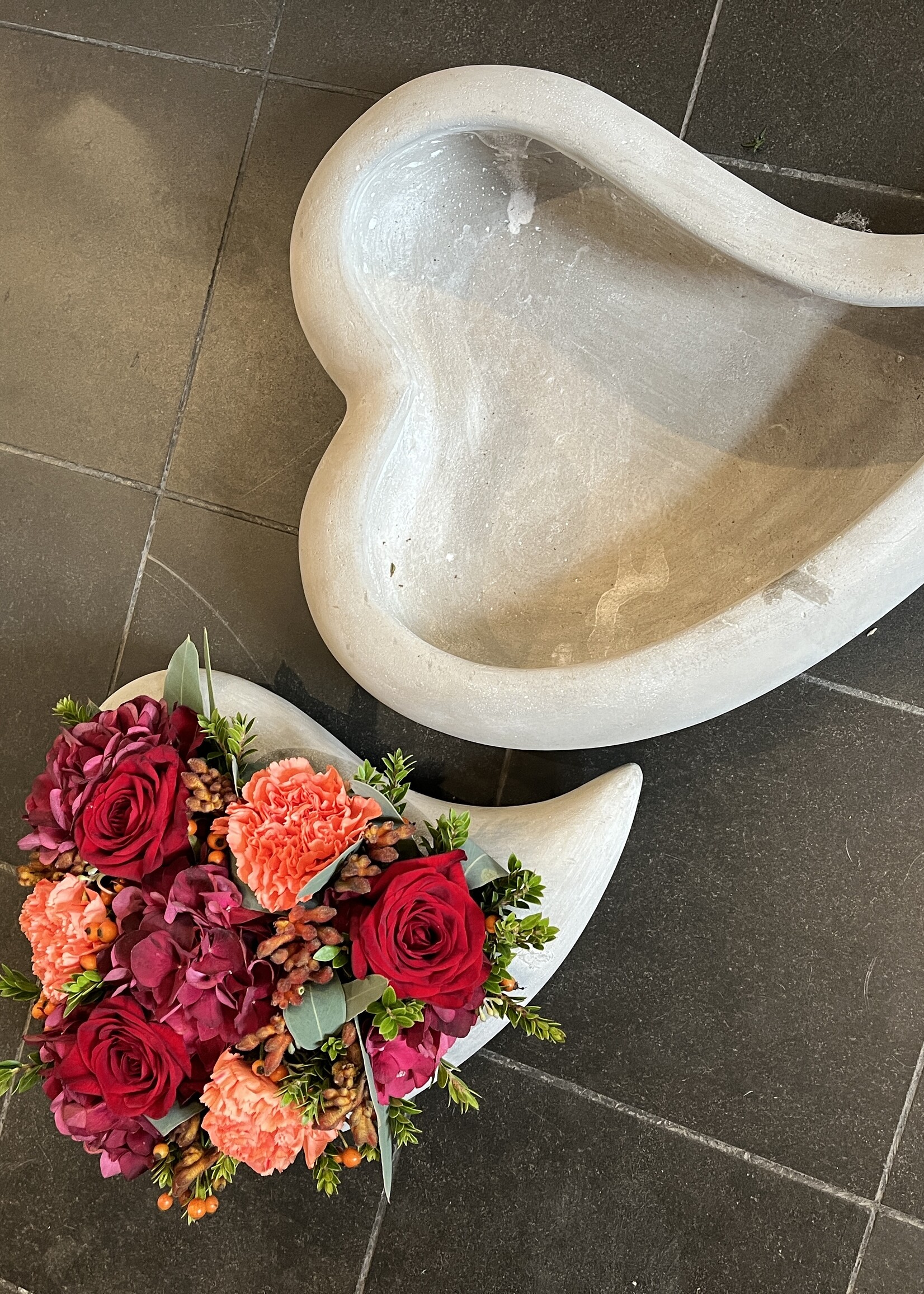 Bloemstuk in pot schaal hart grijs cement 30 cm