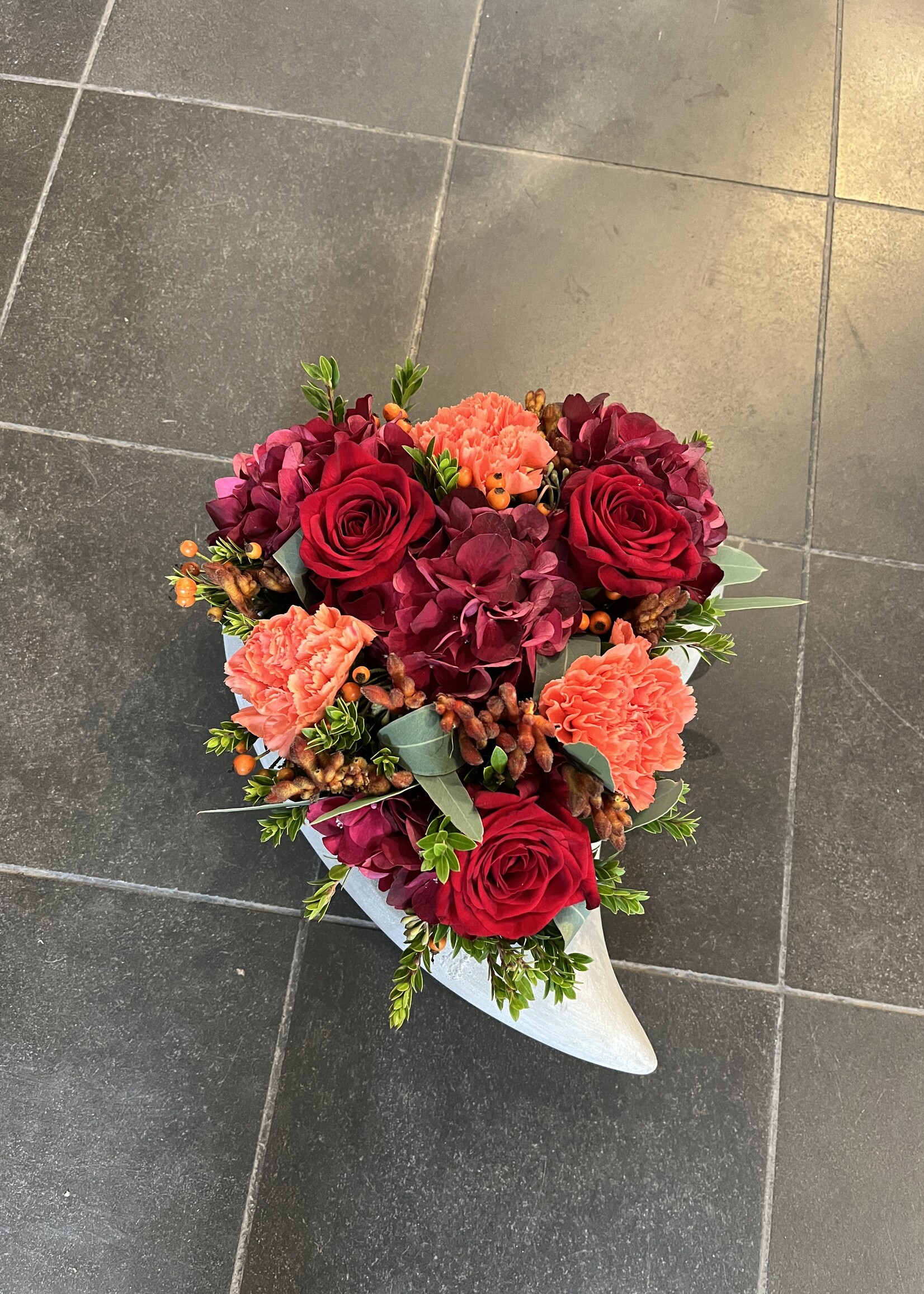 Bloemstuk in pot schaal hart grijs cement 30 cm