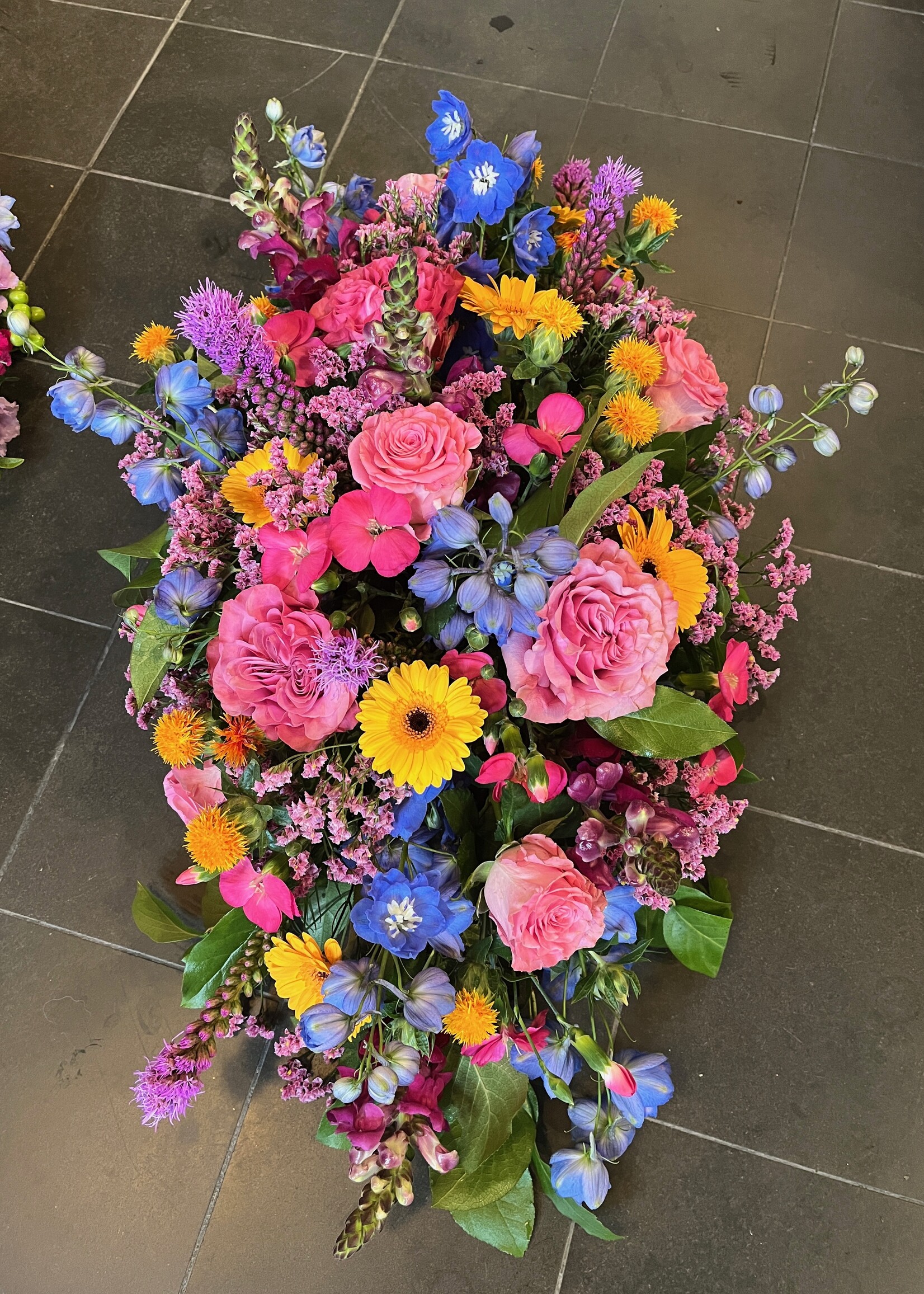 Rouwstuk met felle bonte kleuren