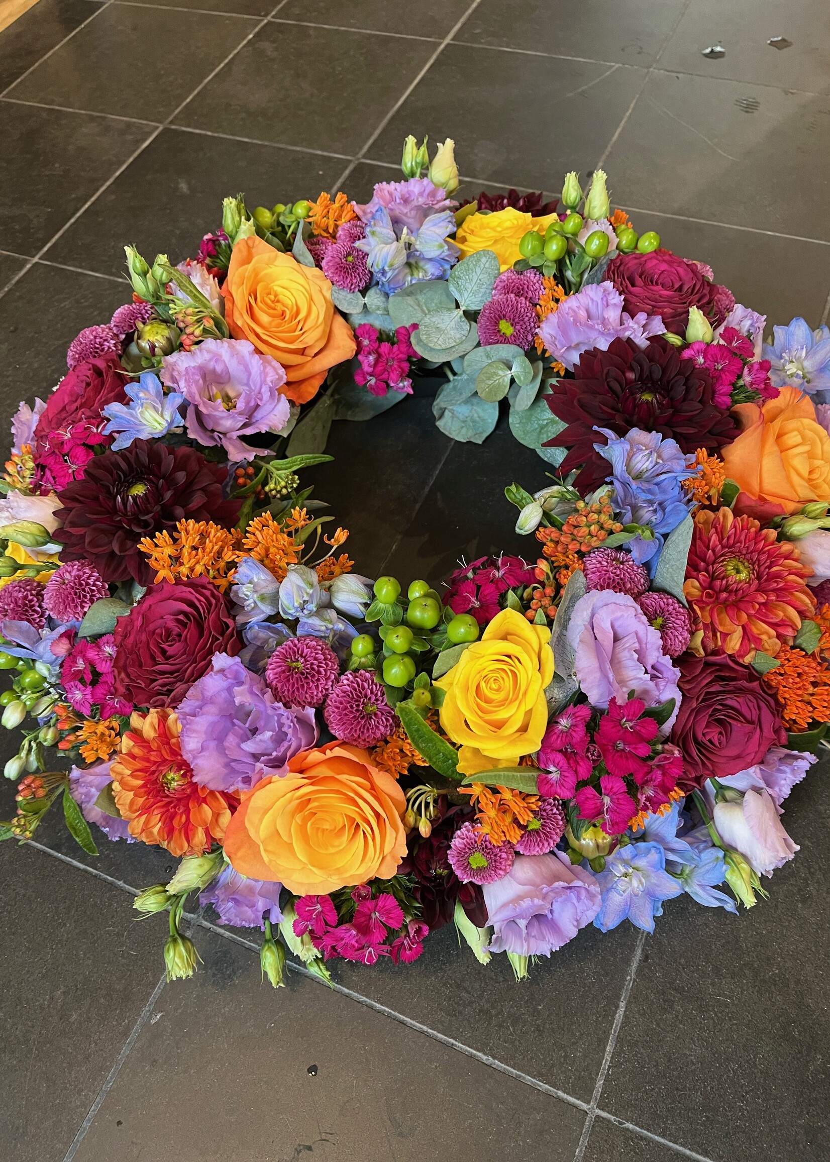 Rouwkrans felle bonte kleuren (ring 35cm)