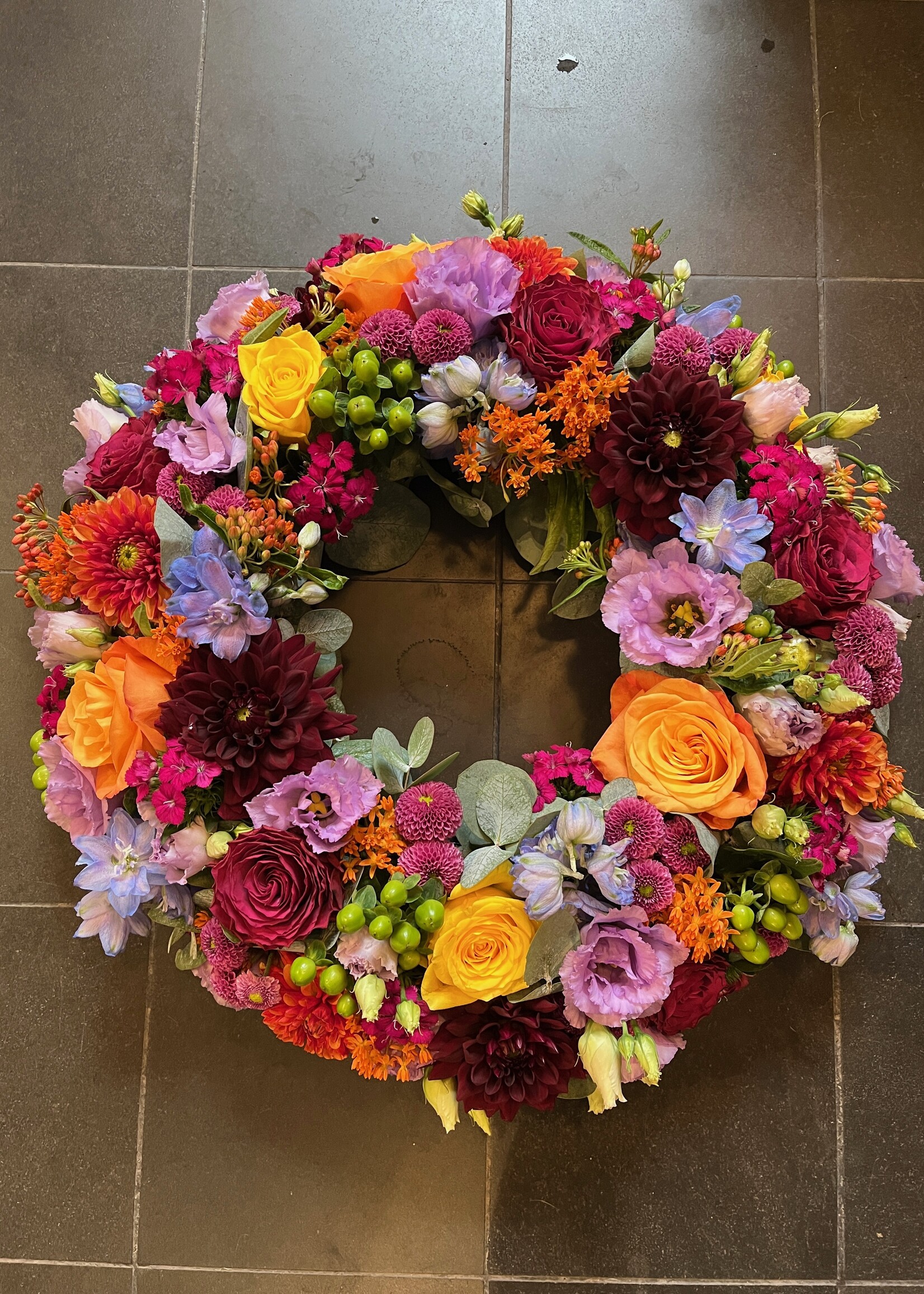 Rouwkrans felle bonte kleuren (ring 35cm)