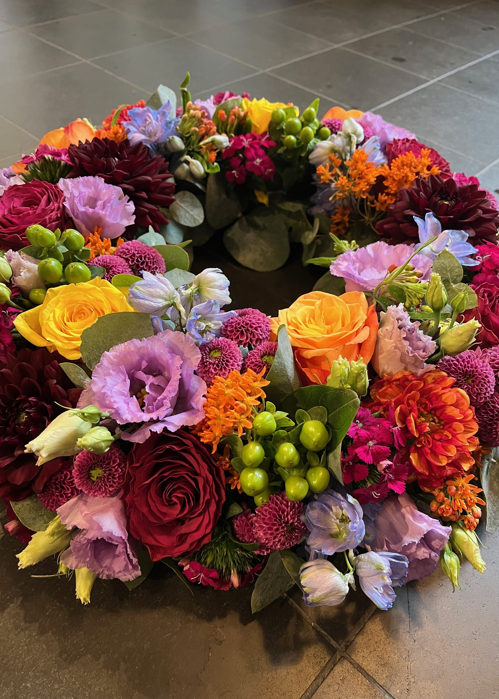 Rouwkrans felle bonte kleuren (ring 35cm)